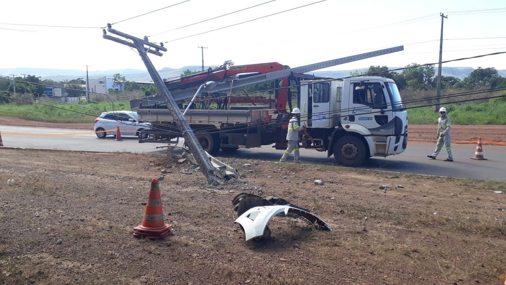 Para-choque do poste ficou no local — Foto: Divulgação