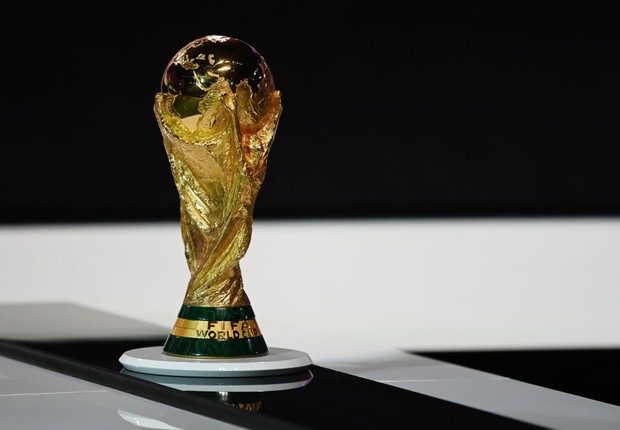 O Troféu da Copa do Mundo da FIFA é exibido durante o 72º Congresso da FIFA no Centro de Convenções e Exposições de Doha, no Catar (Foto: Getty Images)