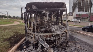 Ônibus queimado por manifestantes em Brasília  — Foto: Eduardo Gonçalves/Agência O Globo 