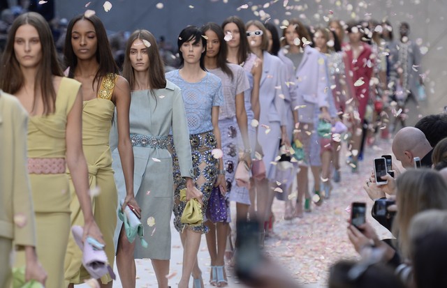 LONDON, ENGLAND - SEPTEMBER 16:  Models walk the runway at the Burberry Prorsum Spring Summer 2014 fashion show during London Fashion Week on September 16, 2013 in London, United Kingdom.  (Photo by Catwalking/Getty Images) (Foto: Getty Images)