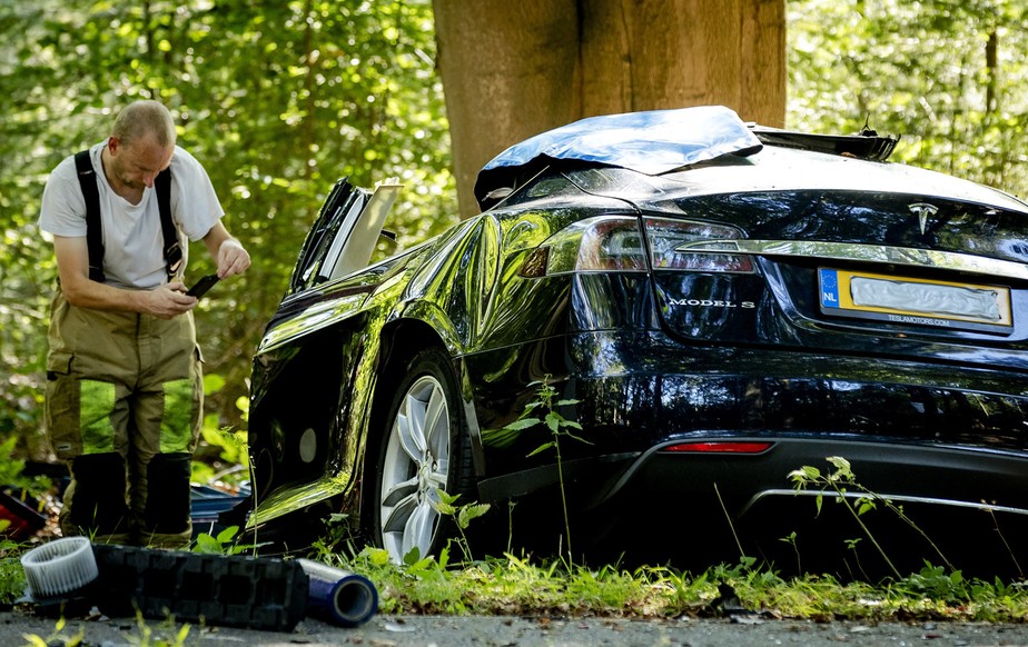 Acidente com um carro da Tesla na Holanda; recomendação é esperar profissionais para o resgate