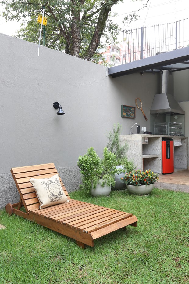 Casa com décor urbano tem quintal amplo para receber amigos (Foto: Mariana Orsi/Divulgação )