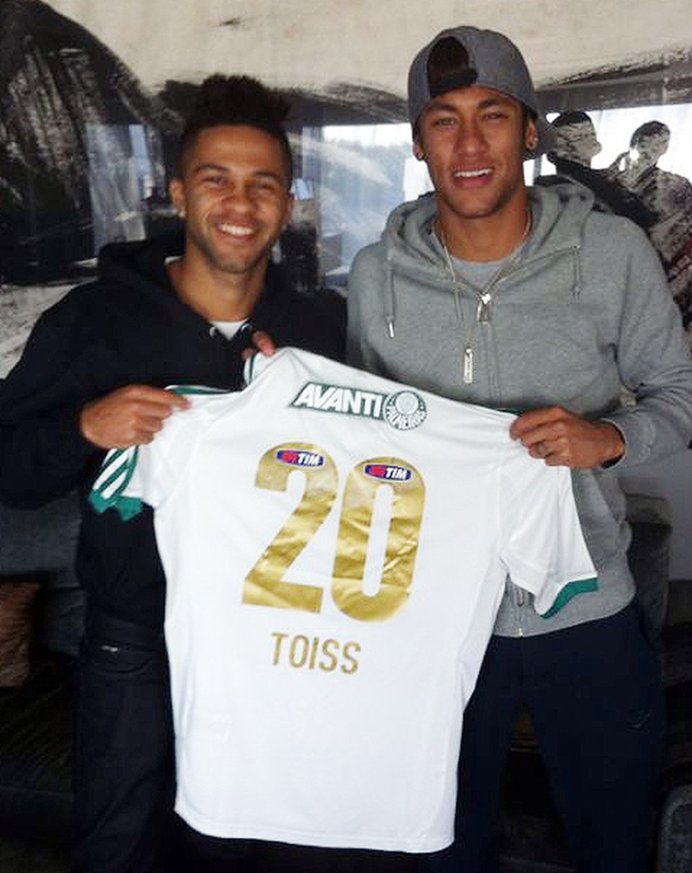 Serginho d&aacute; camisa do Palmeiras para Neymar, ap&oacute;s t&iacute;tulo da S&eacute;rie B 2013 &mdash; Foto: Divulga&ccedil;&atilde;o