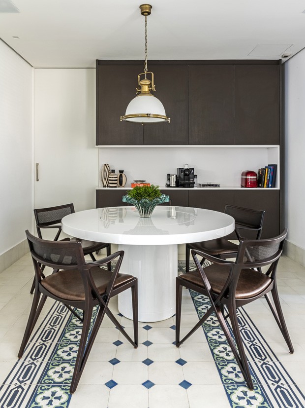 Verde e dourado pontuam décor chique em apartamento de 350 m² (Foto: Renato Navarro)