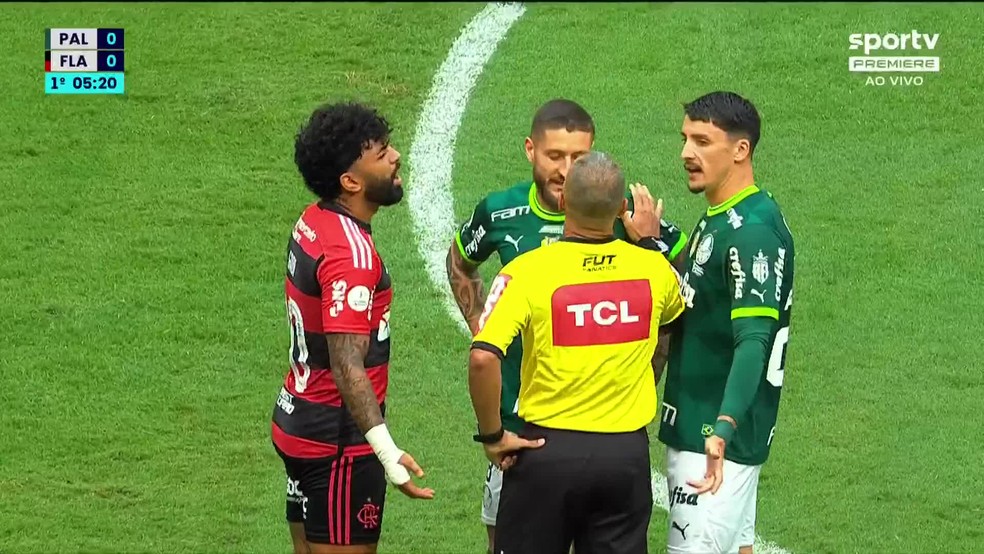 Flamengo envia ofício à CBF e pede afastamento de árbitros da Supercopa contra o Palmeiras