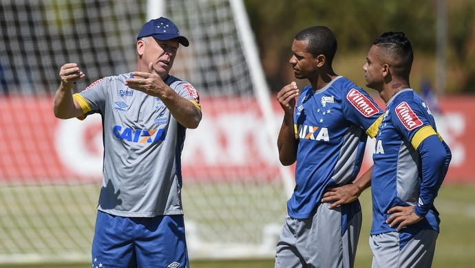 Mano Menezes conversa com Edimar e Bryan (Foto: Washington Alves / Lightpress)