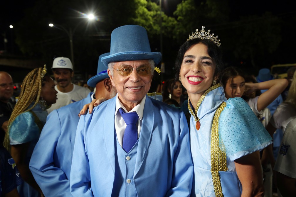 Marisa Monte e Paulinho da Viola na concentração da Portela — Foto: Marcos Serra Lima/g1