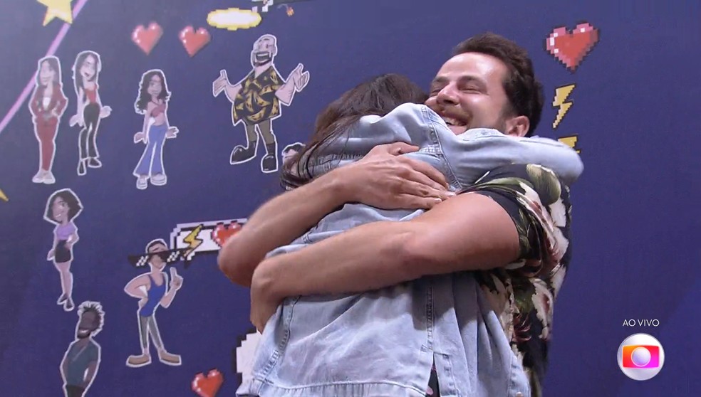 Gustavo e Larissa celebram entrada no BBB22 — Foto: Reprodução/TV Globo