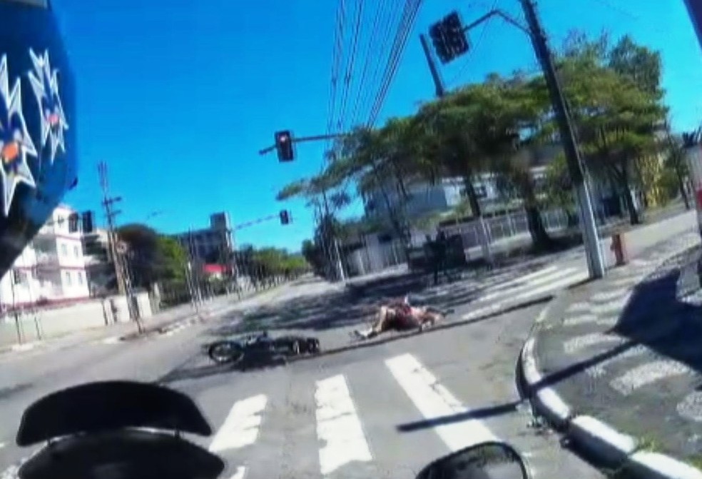 Vdeo flagra acidente entre carro e moto no cruzamento das Avenidas Conselheiro Nbias e Campos Sales Foto Reproduo