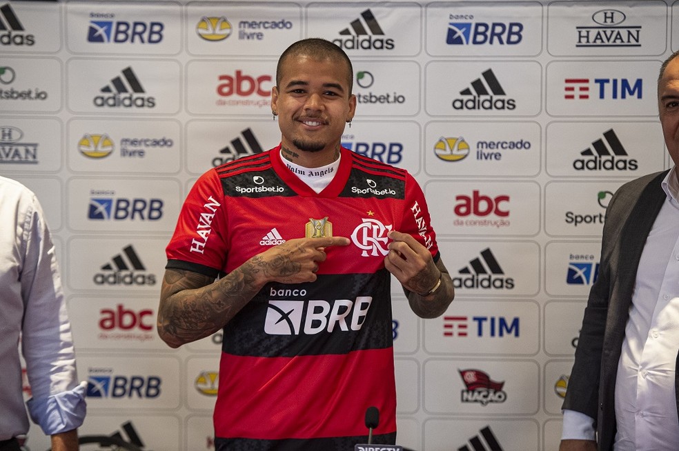 Kenedy é apresentado pelo Flamengo — Foto: Alexandre Vidal/Flamengo