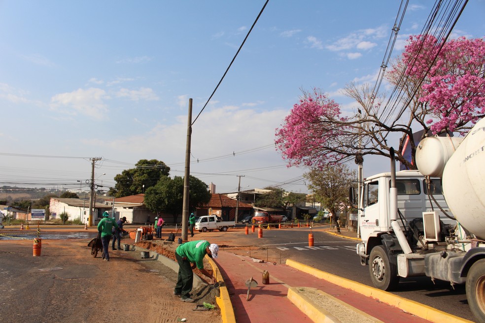 Semob instala semáforos na rotatória do Lar dos Meninos — Foto: Mariana Padovan/Secom