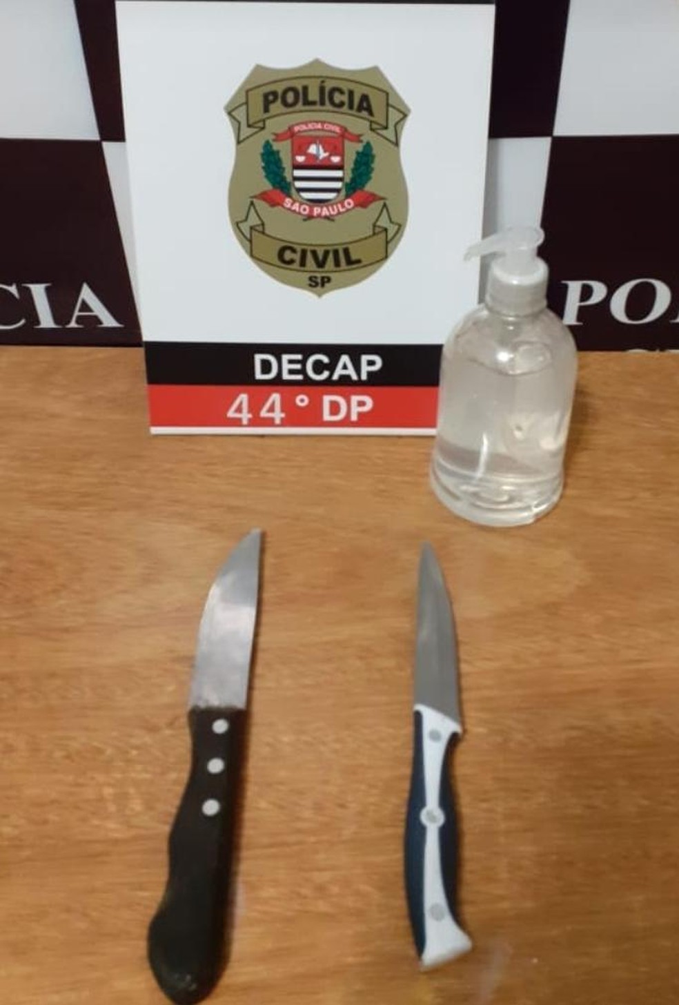 Duas facas foram apreendidas com mulher que invadiu delegacia para matar agente, informam policiais — Foto: Reprodução/Redes sociais