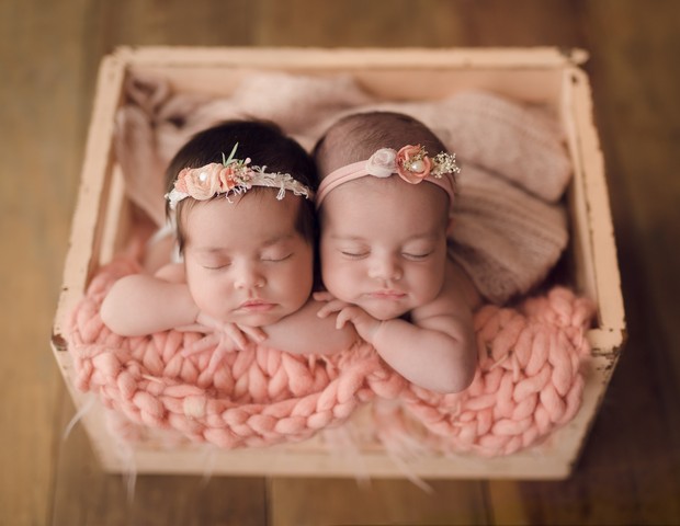 Gêmeas em ensaio newborn (Foto: Cliks da Nina)