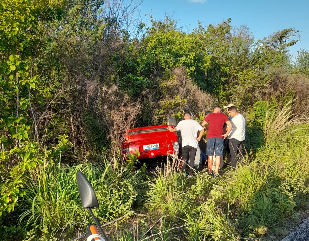 Carro avançou área de mata da lateral da pista após capotar — Foto: Cedida