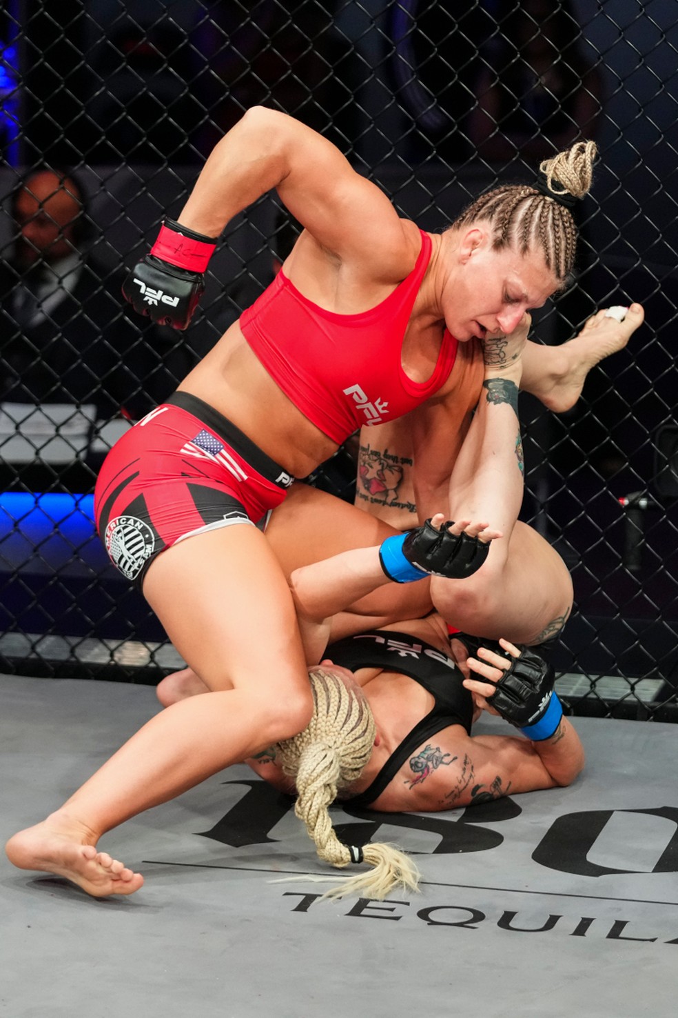 Kayla Harrison venceu Cindy Dandois por finalização aos 4m44s do R1 — Foto: PFL