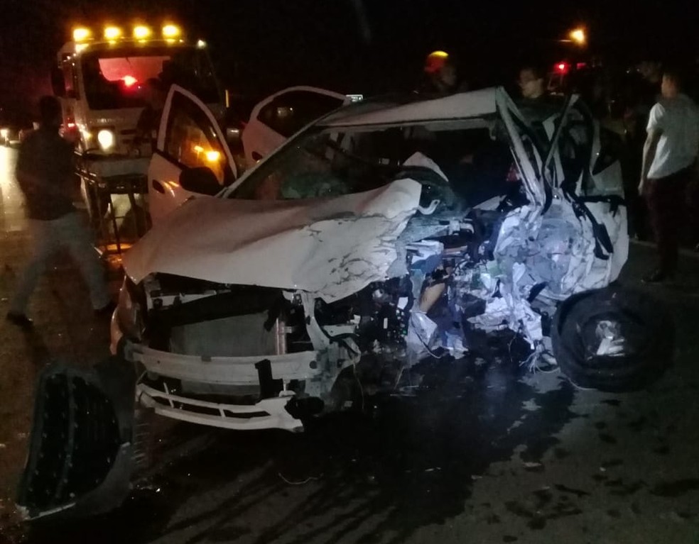 Carros bateram de frente provocando a morte de um dos motoristas em Salto de Pirapora — Foto: Arquivo Pessoal