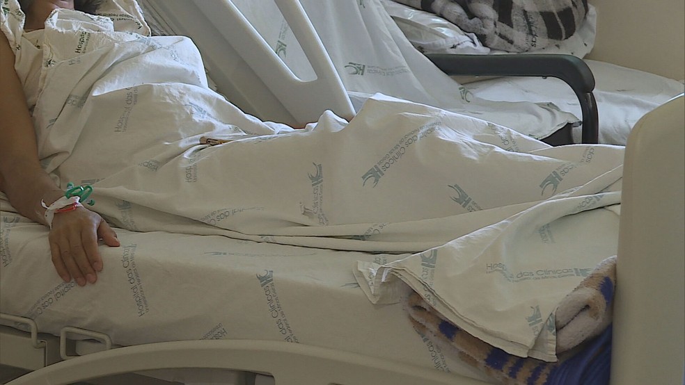 Paciente internado em hospital no DF — Foto: TV Globo / Reprodução