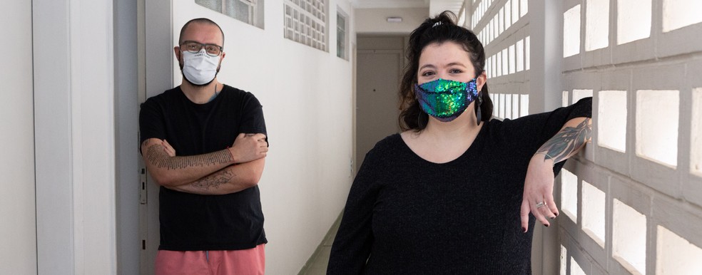 O casal Luiz Coppi e Gabriela Carvalho continua em isolamento, faz mercado online, e é considerado radical pelos amigos — Foto: Marcelo Brandt/G1