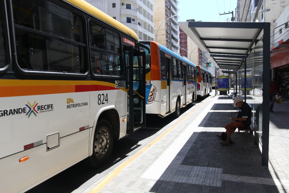 Ônibus na Avenida Conde da Boa Vista, no Centro do Recife — Foto: Marlon Costa/Pernambuco Press