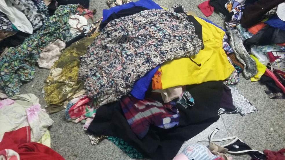Peças de roupas femininas furtadas e levadas à delegacia (Foto: Polícia Militar/Divulgação)