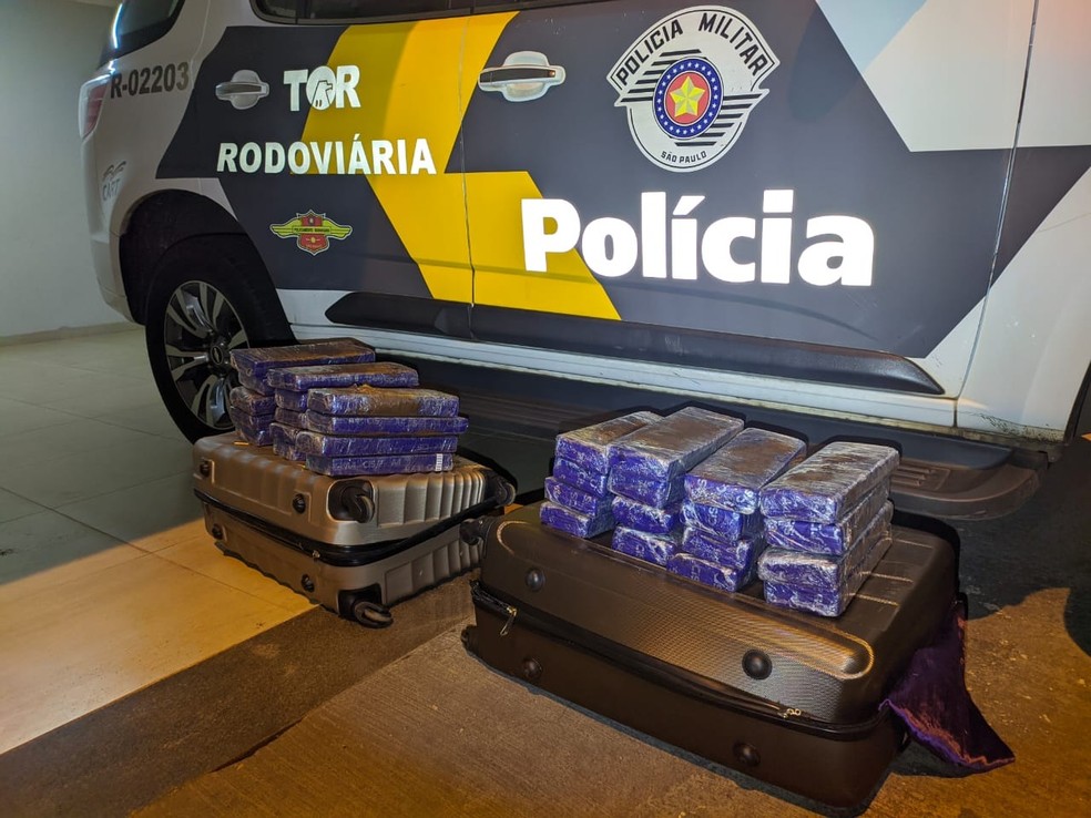 No total foram apreendidos 31 quilos de maconha &mdash; Foto: Pol&iacute;cia Rodovi&aacute;ria