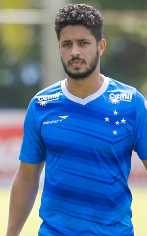 Léo se coloca à disposição para jogar na lateral em partida contra Palmeiras