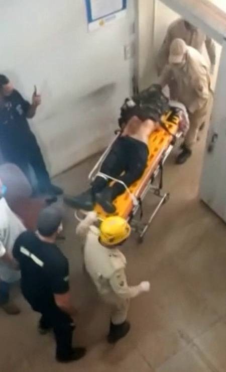 Corpo de Lázaro chega ao Hospital Municipal Bom Jesus, em Águas Lindas de Goiás. Ele foi morto durante troca de tiros com a polícia no dia 28 de junho.   — Foto: Reprodução