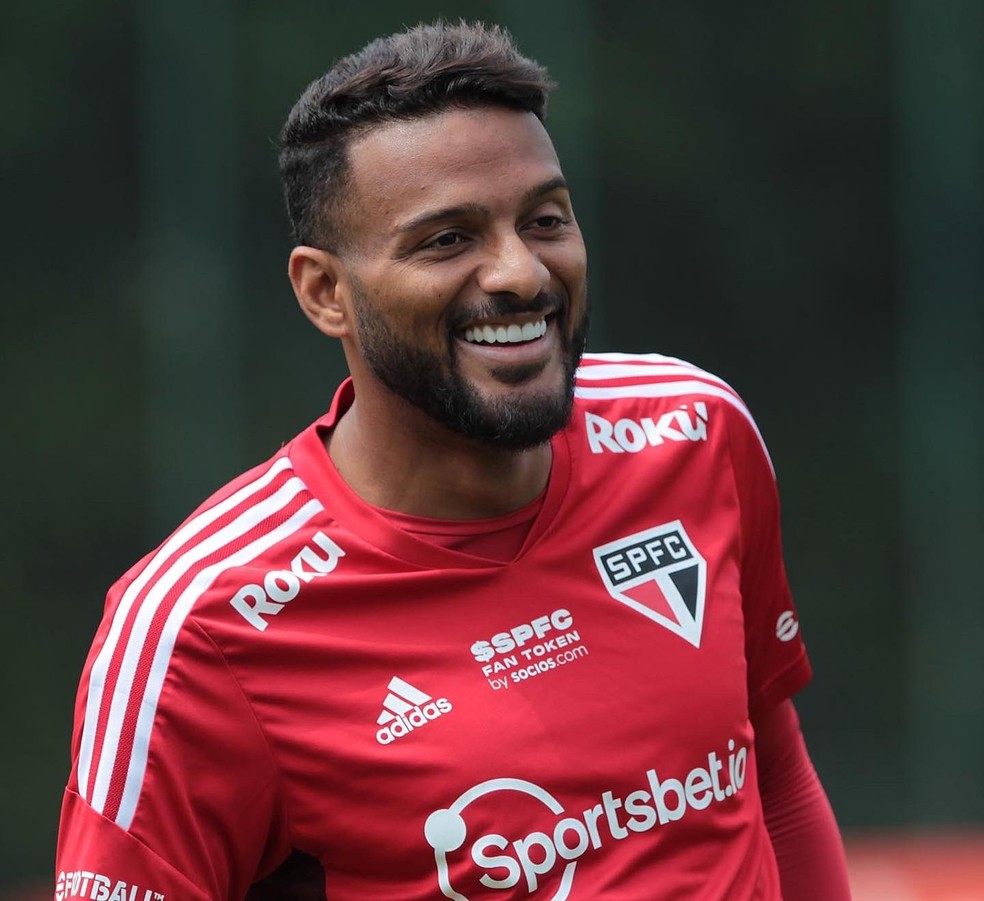 Reinaldo sorri durante treino do São Paulo — Foto: Divulgação