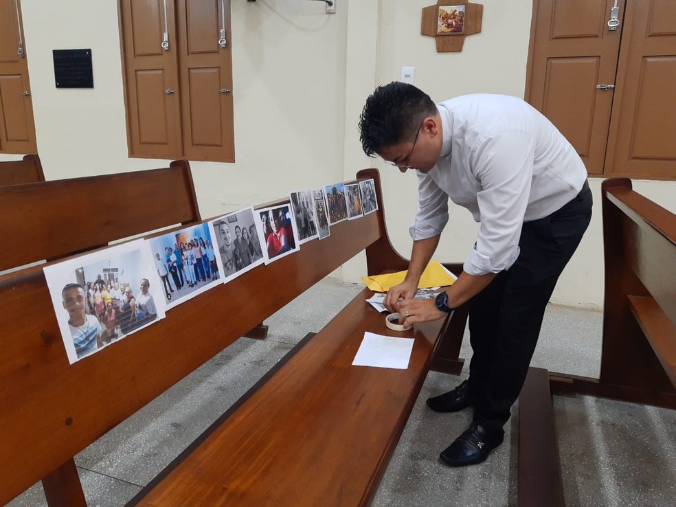 Padre Marcelo Coutinho pediu fotos aos fieis pelo whatsapp &mdash; Foto: Lucas Cortez/Inter TV Cabugi