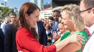 Primeira-ministra da Nova Zelândia Jacinda Ardern abraça amigos e colegas enquanto se dirige à Casa do Governo para renunciar oficialmente ao cargo — Foto: MARTY MELVILLE/AFP