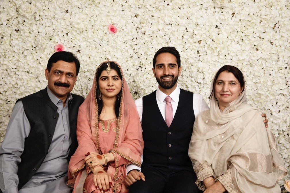 Malala e esposo posam ao lado dos pais em foto de casamento em 9 de novembro de 2021 — Foto: Reprodução/Twitter/Malala