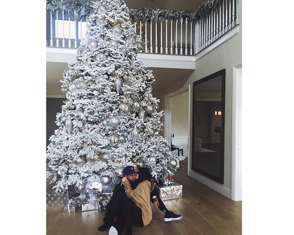 A árvore prateada do hall de entrada da casa da top Kylie Jenner e do rapper Tyga (Foto: Reprodução: Instagram)