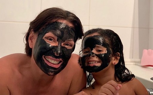Carolina Ferraz faz máscara de facial com a filha de 4 anos
