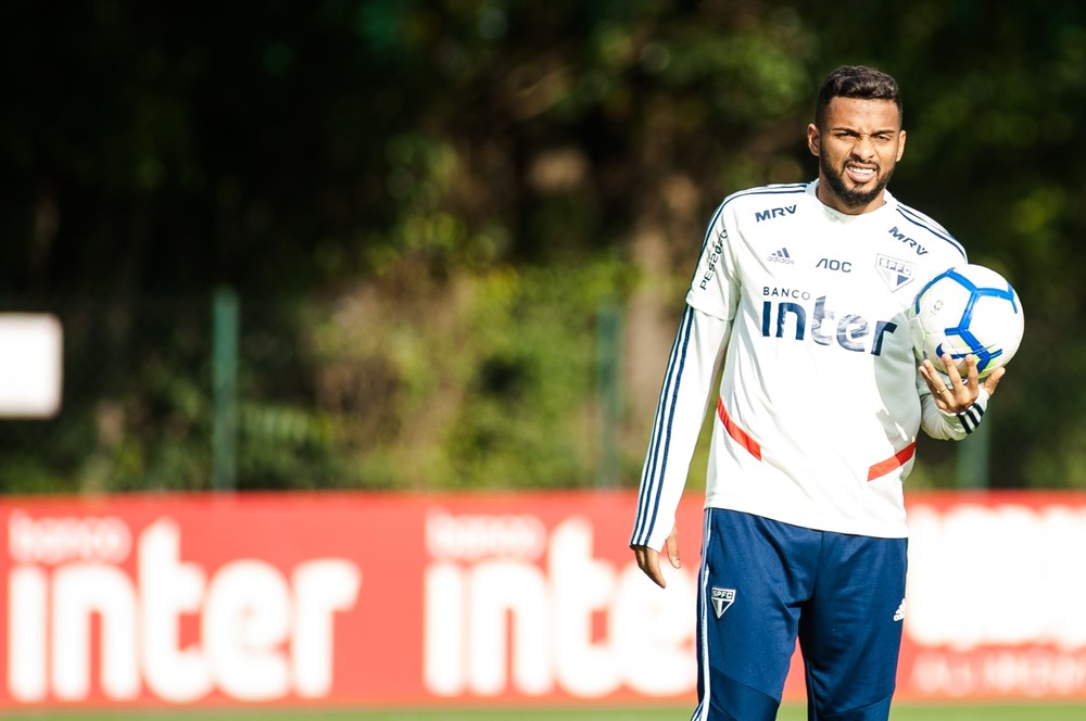 [ENQUETE] Para você, o São Paulo está certo em negociar a renovação contratual com o lateral Reinaldo?