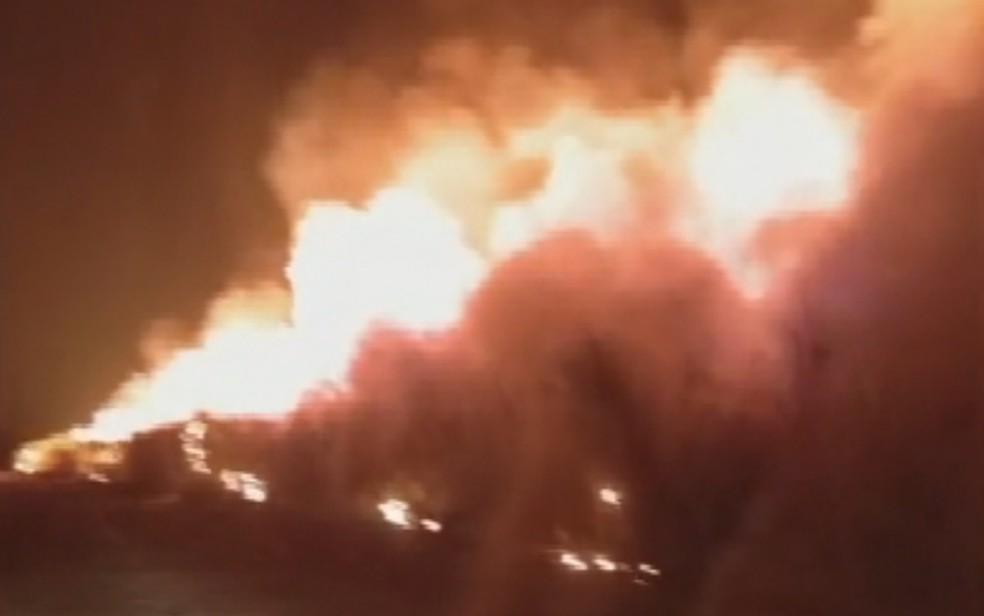 Fogo atinge canavial próximo a usina de álcool em Jandaia — Foto: Reprodução/TV Anhanguera