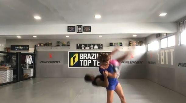 Grazi Massafera derruba personal no meio do treino (Foto: Reprodução/Instagram)