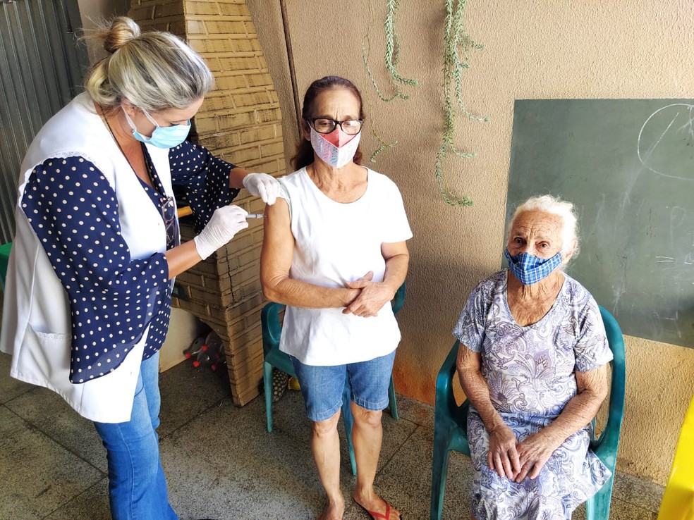 Francisca Pinheiro, de 66 anos, que atua como cuidadora de idosos, foi a terceira a ser vacinada em Fernandópolis  — Foto: Divulgação/Prefeitura de Fernandópolis 