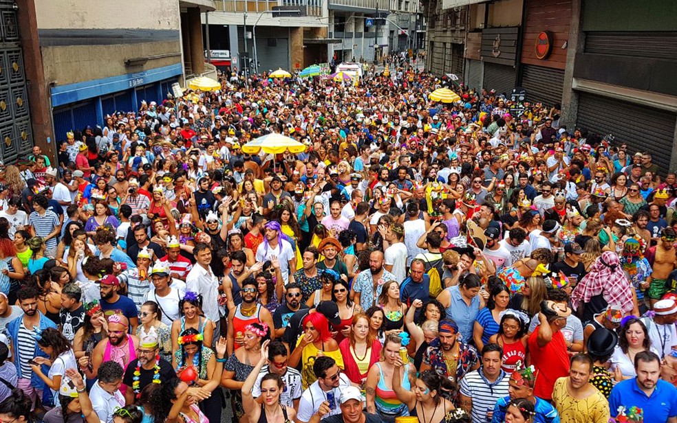 Bloco atraiu multidão ao Centro para ouvir canções da diva Maria Bethânia — Foto: Rafael Miotto/G1