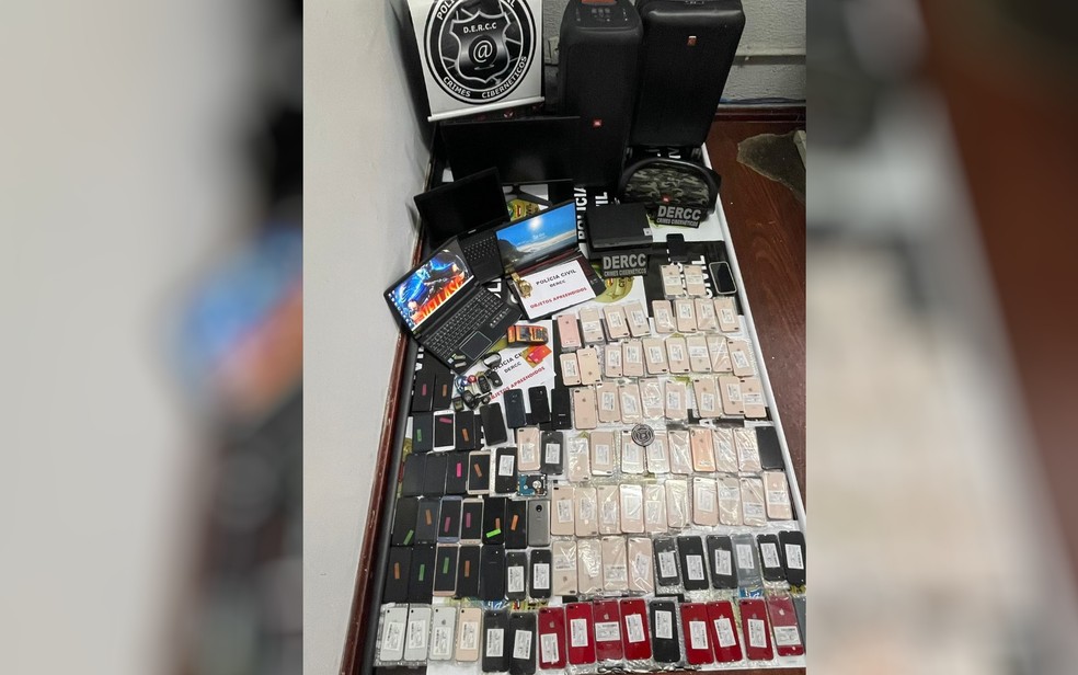 Celulares so apreendidos de casal suspeito de clonagem de cartes em Goianira, Gois  Foto: Divulgao/Polcia Civil