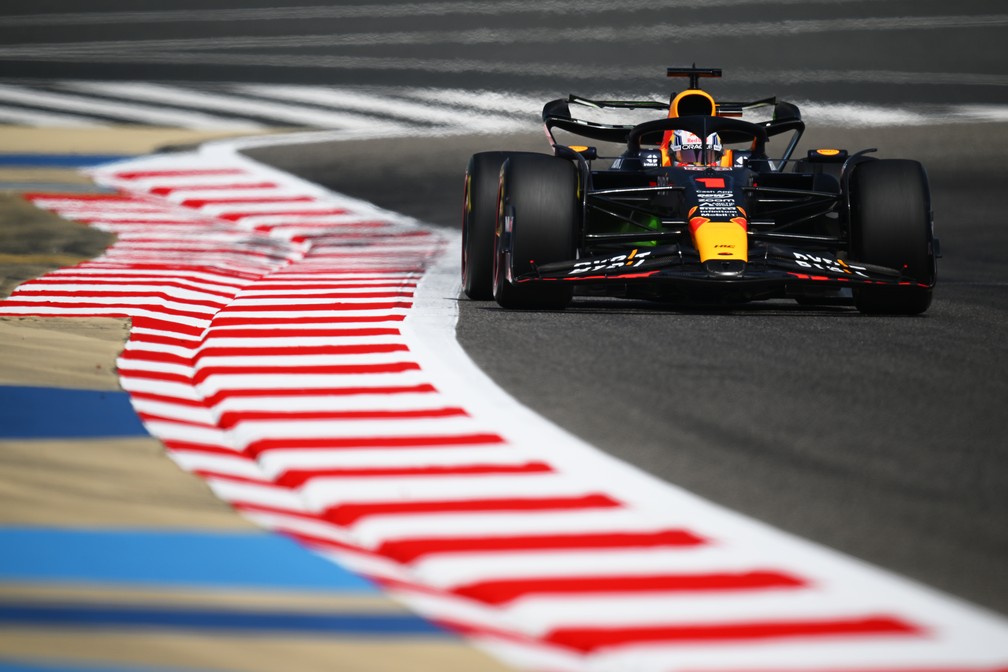 Max Verstappen participou do primeiro e da metade do segundo dia nos testes do Bahrein na Fórmula 1 — Foto: Clive Mason/Getty Images