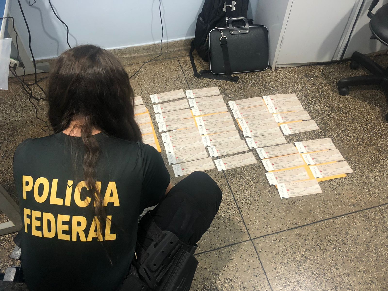 Assessoras de candidato ao governo do AM são detidas com mais de R$ 10 mil cheques