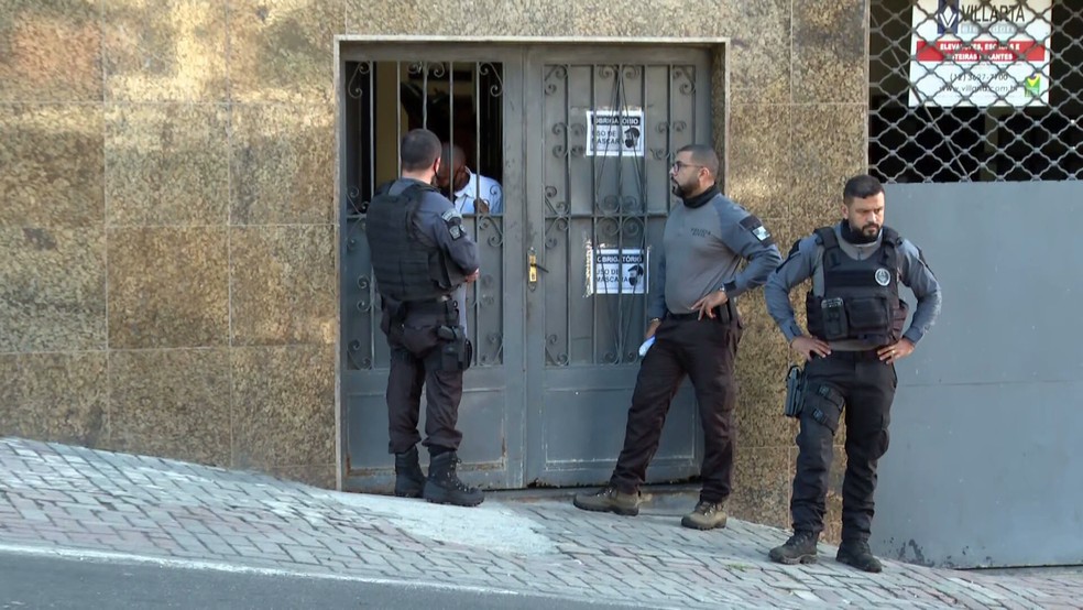 Policiais cumprem mandado na Câmara de Vereadores de Caxias — Foto: Reprodução/TV Globo