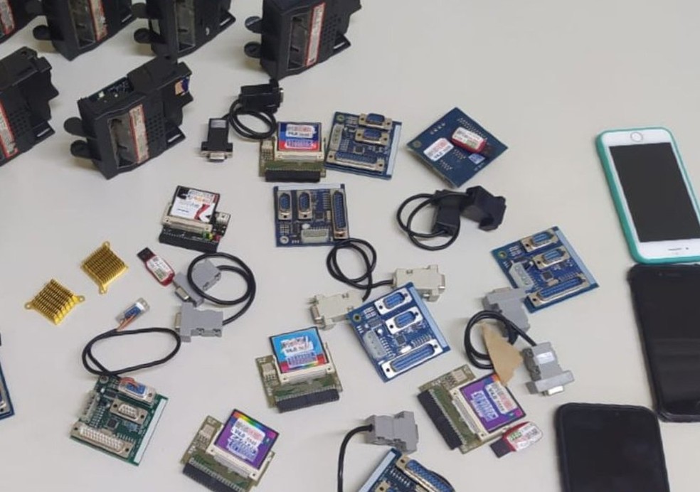 Além das mercadorias, a equipe policial apreendeu também cerca de R$ 6 mil em dinheiro — Foto: Polícia Rodoviária/Divulgação