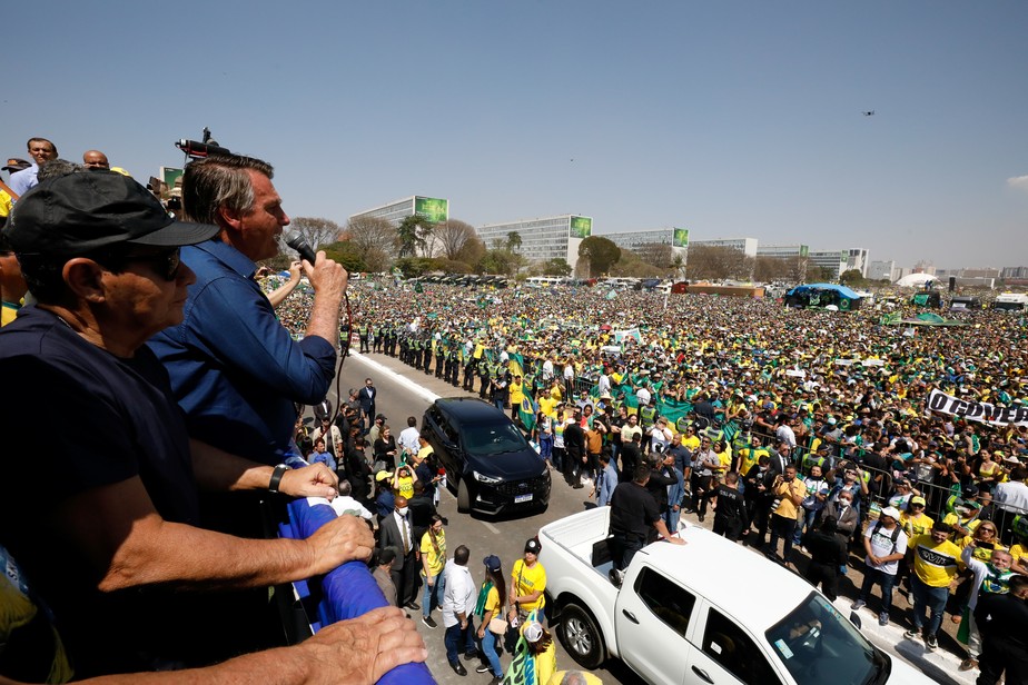 Bolsonaro discursa para apoiadores na Praça dos Três Poderes, em 7 de setembro de 2021, ocasião em que ameaçou o Supremo Tribunal Federal