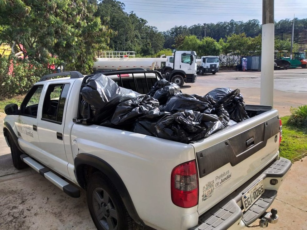 CDs e DVDs destru&iacute;dos s&atilde;o de apreens&otilde;es dos &uacute;ltimos tr&ecirc;s anos &mdash; Foto: Divulga&ccedil;&atilde;o/Prefeitura de Jundia&iacute;