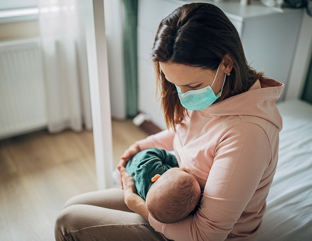 Amamentar o bebê pode ajudar a amenizar a dor na hora da vacina (Foto: Getty Images)