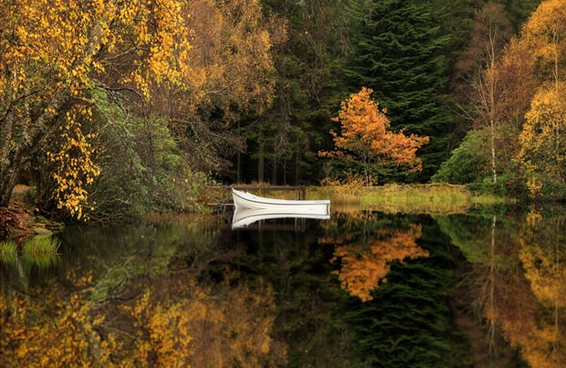 Merrifield é fascinado por regiões ao norte da Grã-Bretanha, em especial a Escócia, onde, segundo ele, é mais fácil flagrar o ''esplendor do outono''. Esta imagem foi feita no Lago Glencoe, nas Terras Altas da Escócia (Foto: Roger Merrifield/Barcroft Media)