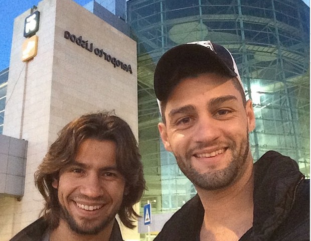 Mariano e Munhoz posam em frente ao frente ao Aeroporto de Lisboa (Foto: Reprodução/Instagram)