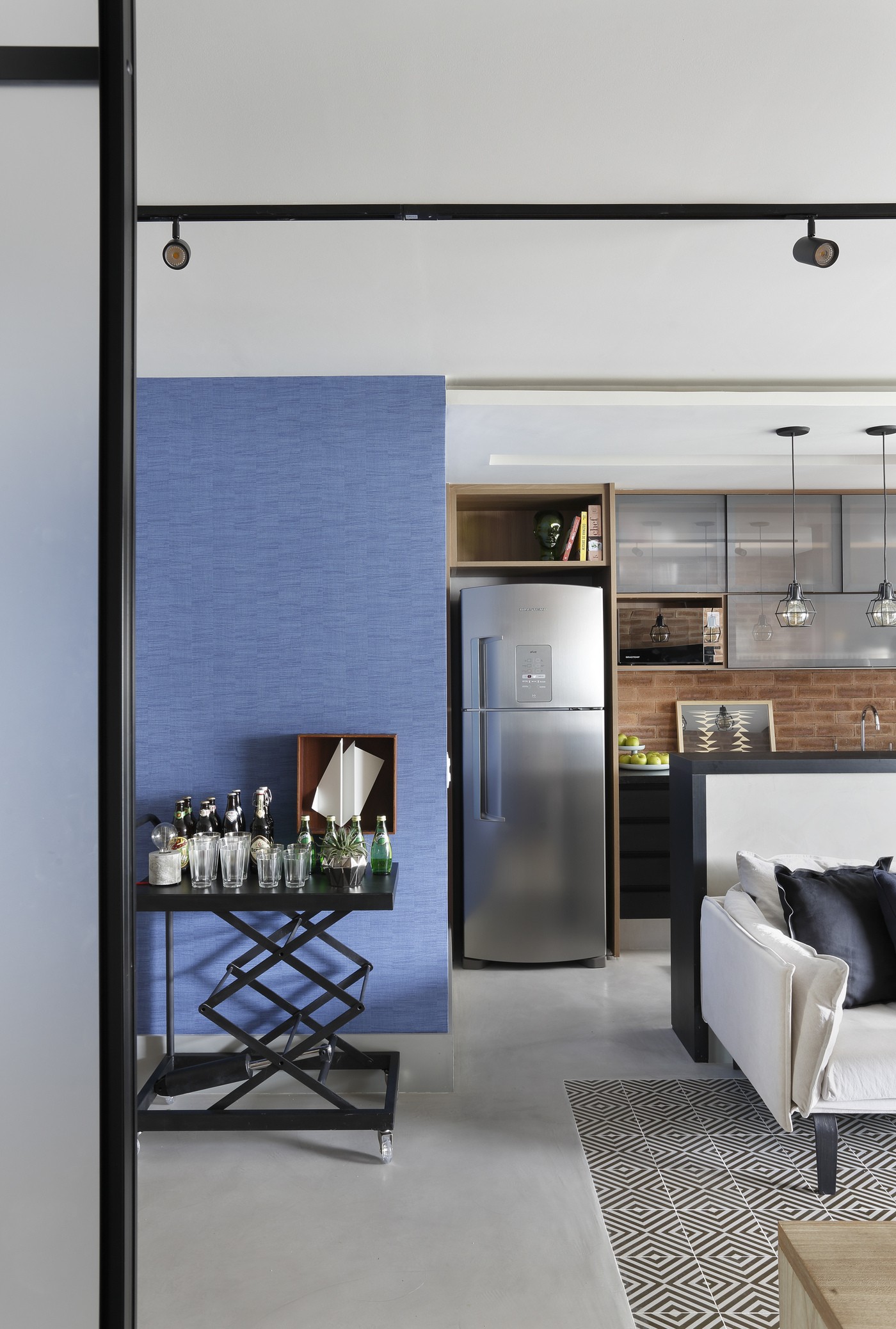 Décor do dia: papel de parede azul e tijolinhos são os destaques desta cozinha aberta (Foto: Denilson Machado/MCA Estúdio)