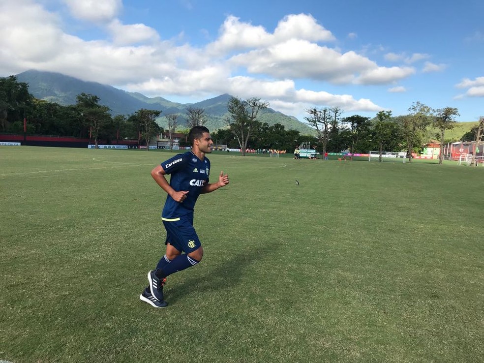 Ederson voltou a treinar no gramado  (Foto: Divulgação )